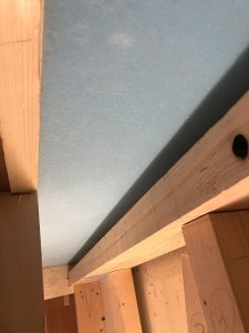 出窓庇の室内から見た天井へ補強と断熱材(スタイロフォーム20mm x 2枚)