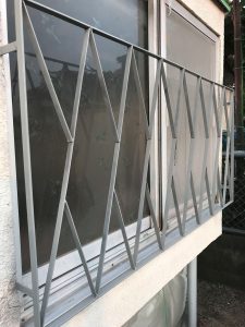 外から見た格子付き出窓