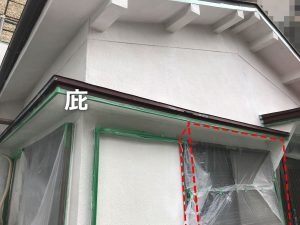 角に庇が廻っている家