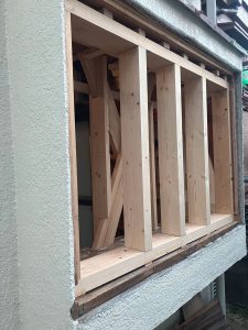 新規窓を付ける為旧アルミサッシを撤去して窓台とまぐさおよび間柱や補強をした外から見た出窓全体