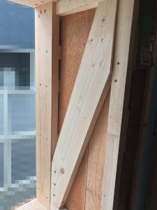 ビス留めした出窓耐荷重アップのための吊補強室内から見て右側