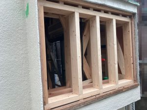 外から見た既存出窓枠へ付けた新規まぐさ、窓台、天井下地および間柱