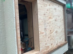 既存出窓枠へ新規まぐさ、窓台、天井下地および間柱を付け上から構造用合板を付けた状態
