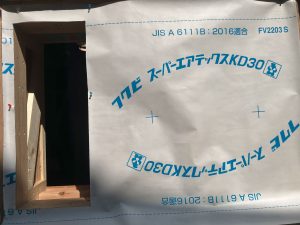出窓へ張った構造用合板の上から透湿防水シートを重ねてサイズへ加工・開口