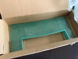 段ボールに入った「フクビ ウェザータイト角部材43」を開封