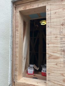 出窓へ新しく付ける窓の為の開口部へ構造用合板を留めた施工中の外観