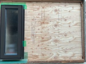 構造用合板に仮止め中の縦すべり出し窓