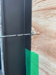 縦すべり出し窓を木ネジを留めるためドリルで下穴を空ける