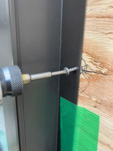縦すべり出し窓を付けるためインパクトドライバーで木ネジを留める
