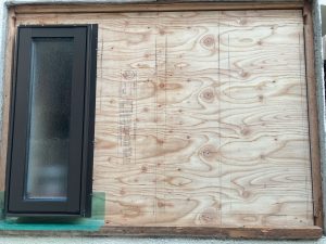 下地および構造用合板が張られた場所へ縦すべり出し窓を取付