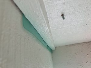 出窓の下から出たウェザータイト
