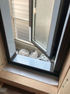 取り付けが出来た縦すべり出し窓を開けた