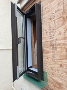 取り付けが出来た縦すべり出し窓を開けた状態を外から見た状態