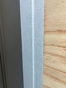 サッシ枠へ貼った両面防水テープ
