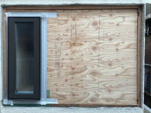 縦すべり出し窓の周囲枠に貼った防水両面テープ