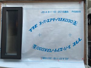 縦すべり出し窓を付け、防水処理をした後、透湿防水シートを張る