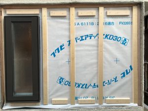 既存出窓を撤去して縦すべり出し窓を新しく下地を組んで構造用合板へ透湿防水シートと通気胴縁を付けた