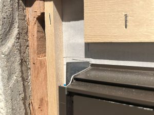 サッシ上枠へ3mm隙間を空けている事を鋼製定規で測定確認