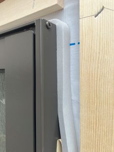 外壁側サッシ周囲へ回す15mm厚角形粘着テープ付きバックアップ材