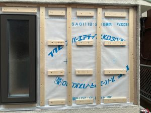 既存出窓を撤去して縦すべり出し窓を新しく下地を組んで構造用合板へ透湿防水シートと縦通気胴縁と横通気胴縁を付けた