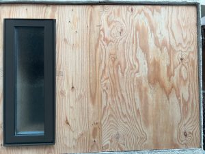 既存出窓を撤去して縦すべり出し窓を新しく下地を組んで構造用合板へ透湿防水シートと通気胴縁を付けモルタル壁のための構造用合板を加工してはめる