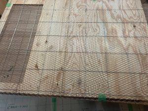 構造用合板の寸法をガイドにしてWラスを切断加工する