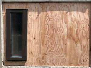 既存出窓を撤去して縦すべり出し窓を新しく下地を組んで構造用合板へ透湿防水シートと通気胴縁を付けモルタル壁のための構造用合板をビス留め