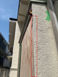 下げ振りで傾いている事が分かる出窓のモルタル壁