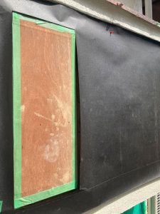 既存出窓を撤去して縦すべり出し窓を新しく下地を組んで構造用合板へ透湿防水シートと通気胴縁を付けモルタル壁のための構造用合板を留め、アスファルトフェルトを大きさに合わせ裁断