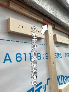 既存出窓木枠上のまぐさに通気孔を空ける写真と位置イメージ