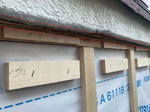 出窓の上部開口部に見える既存バラ板と隙間通気部分