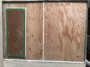 合板の周囲・サッシの周囲・合板ジョイントにコーキングをするためマスキングテープを貼り変性シリコン(ノンブリードタイプ)でコーキング