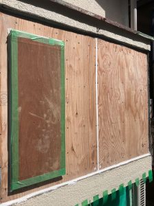 出窓を撤去後、下地を組んで合板を張り新しい窓を取付け防水処理をした出窓のコーキングのためのバックアップ材を納まり参考図で指す