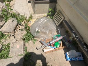 地面に置いたコーキング用の道具