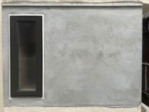 取り替えたサッシ窓と塗り直したモルタル壁の間に充填したコーキング