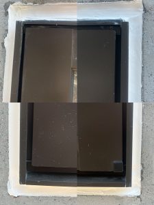 コーキングヘラでシーリング材を均した4隅コーナー