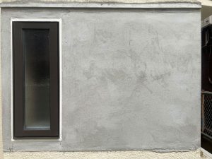窓を取り換え、モルタル壁を塗り直し目地にシーリング材をコーキング増し打ちした全体