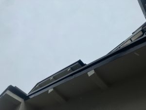 降雨中の空と家の外壁・庇・屋根