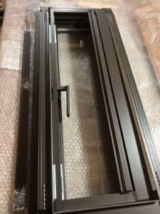 LIXIL 02607 サーモスL 縦すべり出し窓 W:300mm × H:770mm 一般複層ガラス カムラッチハンドル 樹脂アルミ複合タイプ(ハイブリッド窓) オプション横引きロール網戸付き