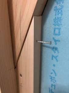 スタイロフォームとロックウールを空気層を挟んで壁に入れるための下地をスクリュー釘で留める
