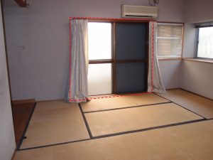 掃き出し窓位置を囲ったリフォーム前のリビング全体