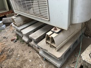 庭のエアコン室外機をブロックを積んで高くする