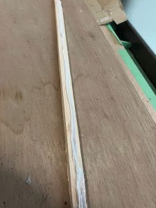 鴨居の溝を埋めるため切り出した木材にボンド塗布