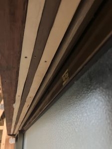 切り出した木材を鴨居の溝へ埋めるボンドとビスで留める