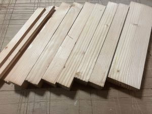 切断して45x45mm角にした180 x 105mmベイマツドライビームの端材