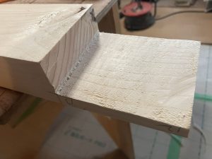 下降中のまぐさ補強材
