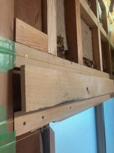 まぐさ上へ補強材取り付け中