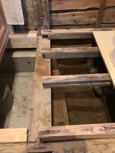 土の掻き出しが概ね終了したトイレ床下