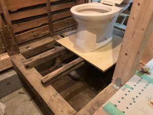 土とブロック基礎が撤去できたトイレ床下