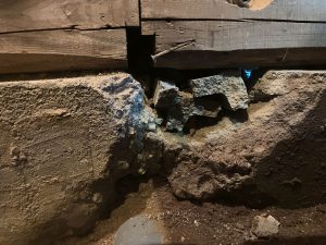 排水管を通すために壊された基礎と隙間に詰められたコンクリート片